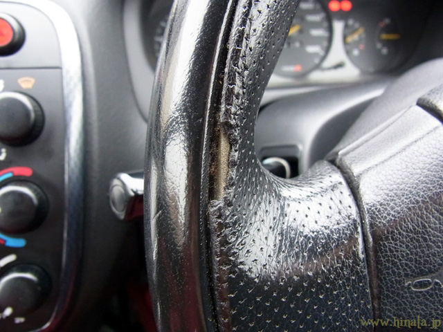 左側ではパンチングレザー部分が欠けている