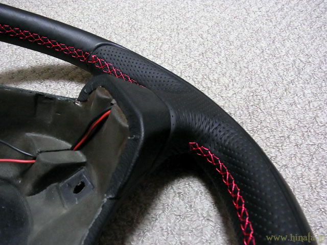 存在感が強烈な赤ステッチ