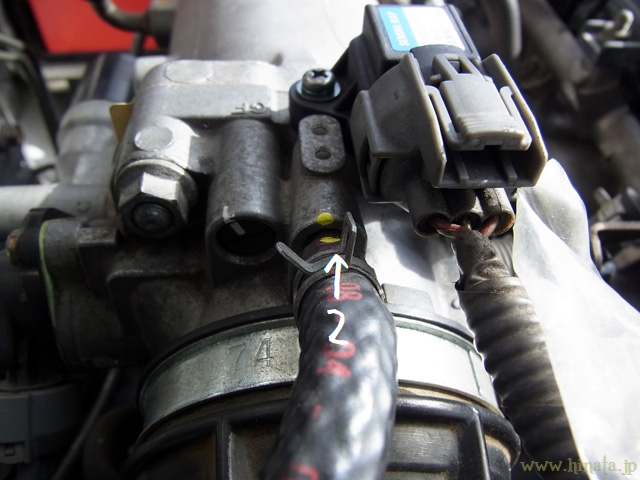 チャコールキャニスターとスロットルボディの接続部分