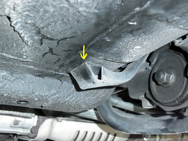 フロア下のチャコールキャニスターの通気用パイプ