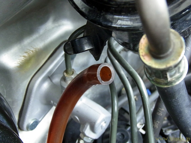 通気用サブチューブを外す