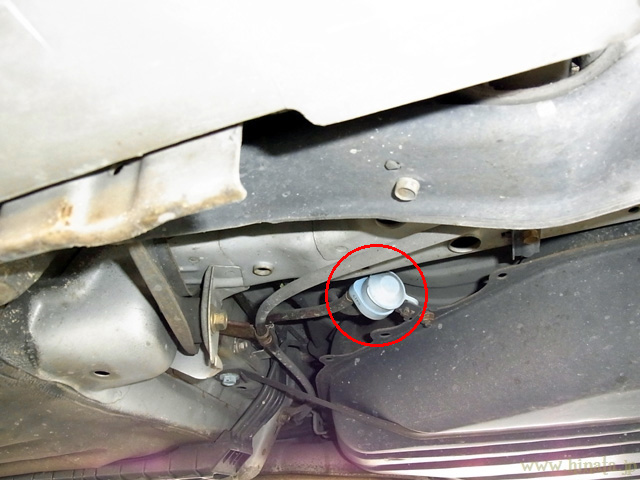 燃料タンクのすぐ近くにある2ウェイバルブ