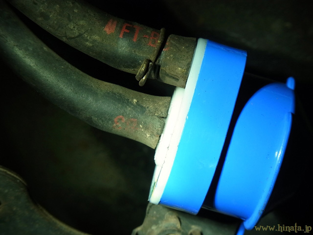 亀裂が入った2ウェイバルブのチューブ