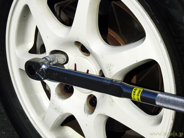 トルクレンチを使って締め付け状態を再確認