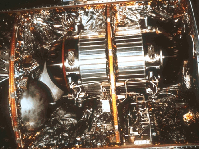 支援船内の酸素タンクと燃料電池