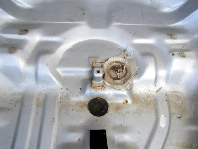 テンパータイヤの収納部分のシミと錆