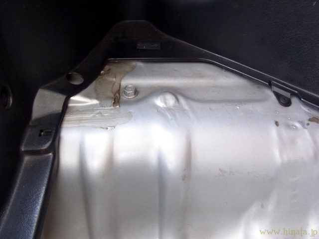 左側のフロアパネルが汚れている