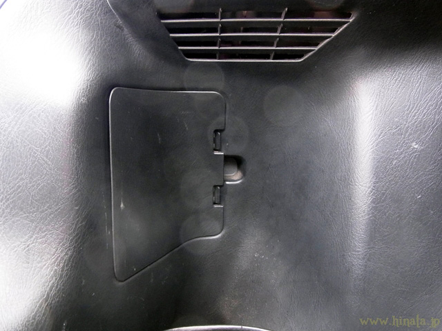 左側のフロアパネルが汚れている