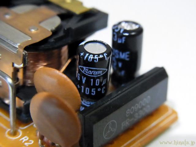 二本の電解コンデンサ