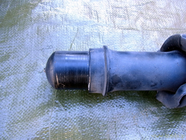 ブラケットは圧入されている