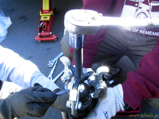 ギアプーラーを使ってブラケットを抜く