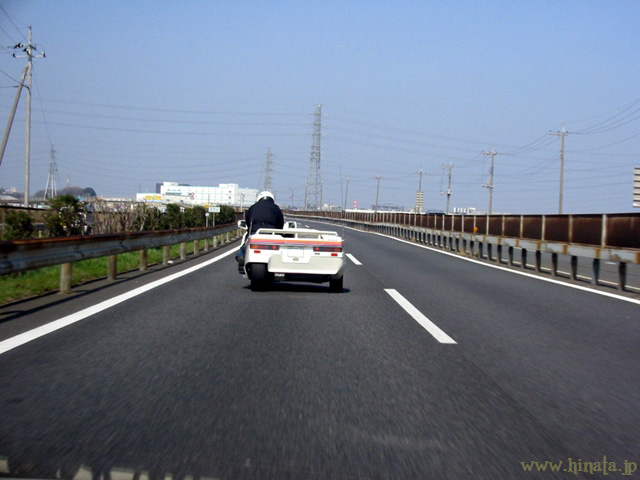 クラウザー・ドマニと共に高速道路を走る