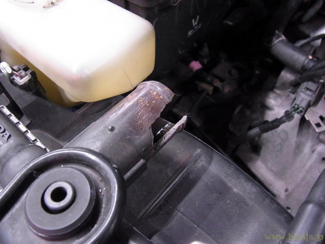 アッパーホースの取付口の破損状況