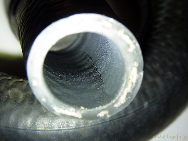ホース内側には大きなヒビ