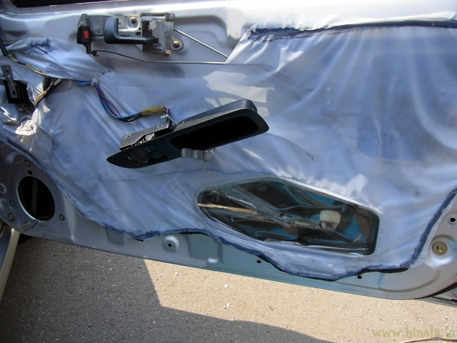 ドアトリムが外れたところ