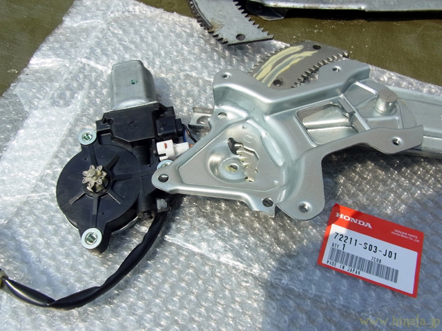 新品ウインドウレギュレーターを組み立てる