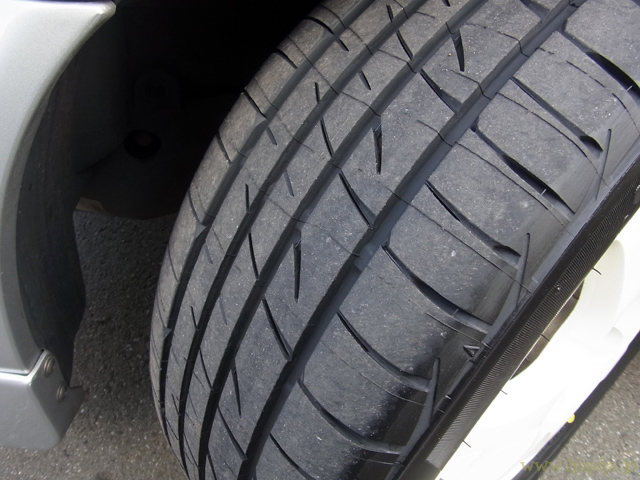新品タイヤの溝