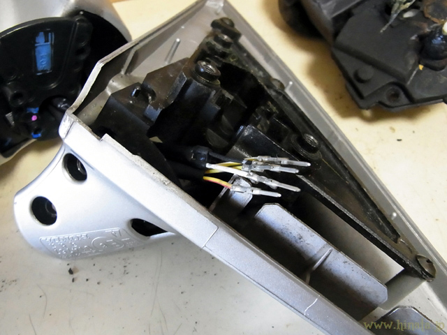 ハーネスをベースサブASSYに通す