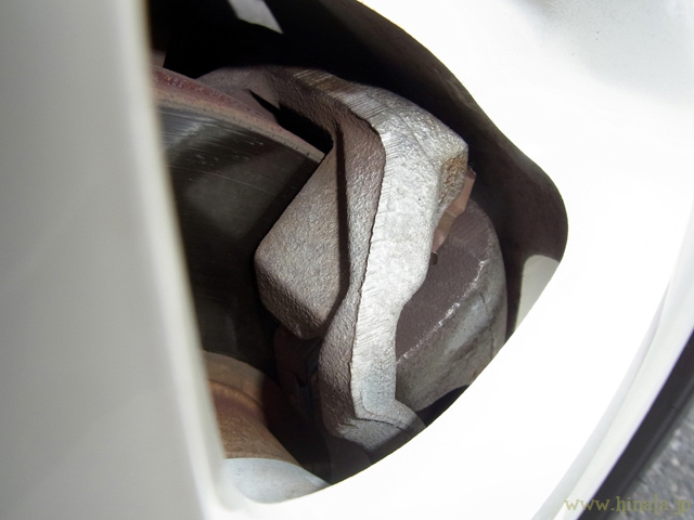 フロントブレーキキャリパー