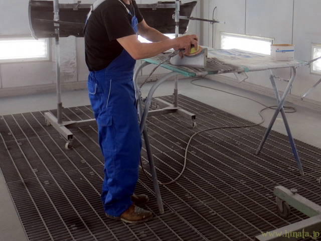 塗装ブース内で研磨中