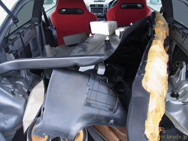 内装部品は全て取り外す