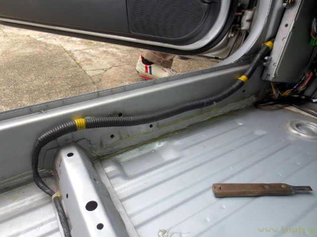 左側サイドシルの錆