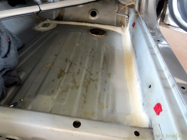 足元付近まで再シールされた