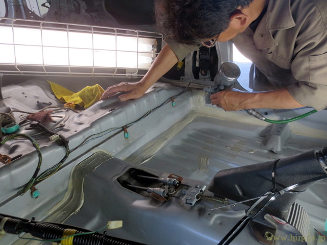 スプレーガンを使用中