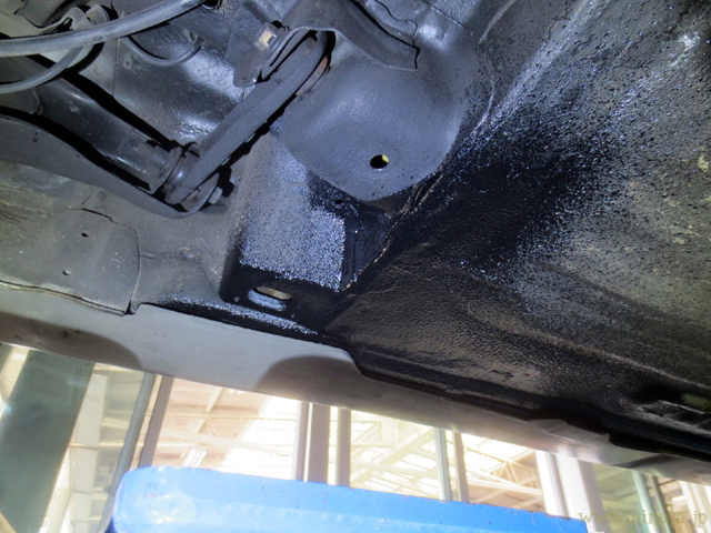 右側コンペンセーターアームブラケット付近