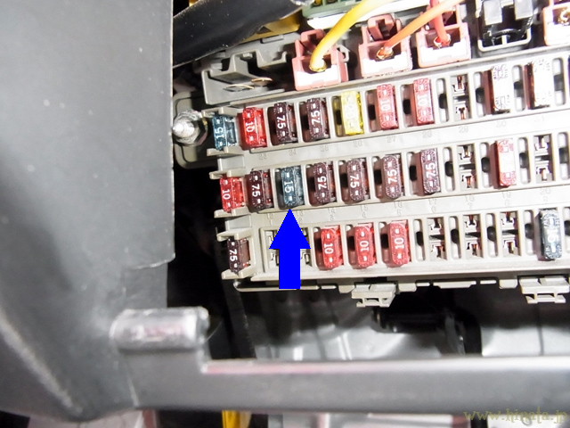 13番ヒューズを抜く