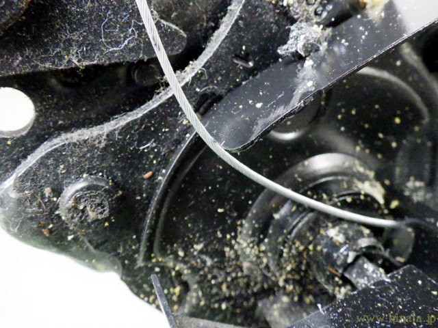 補強の折り目もワイヤーが接触