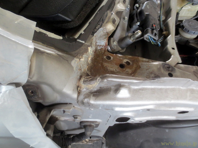 運転席側フェンダーを外して広範囲にチェック