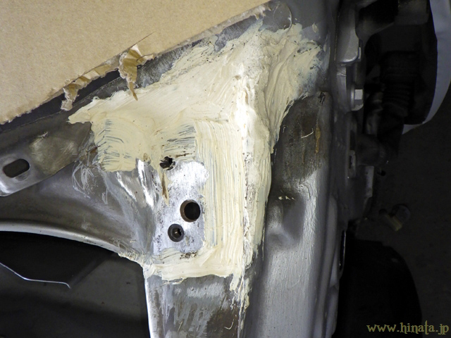 シール材はしっかりと盛る