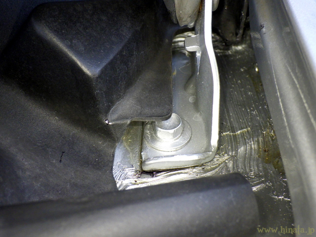 助手席側ボンネットヒンジ周辺の様子