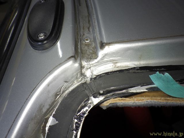 ルーフモール溝のヒビ