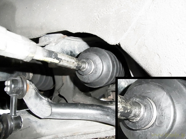 逆に装着されたステアリングラックブーツ