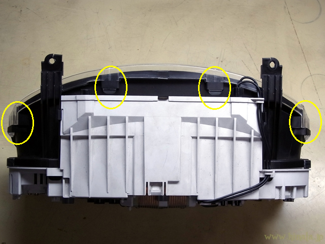 レンズカバー上部のツメを外す
