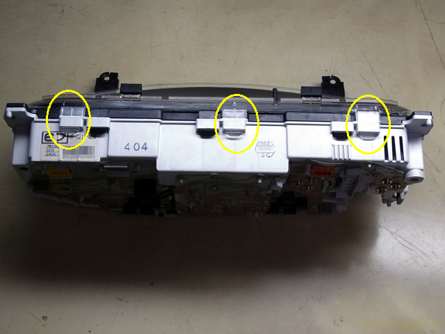 レンズカバー下部のツメを外す