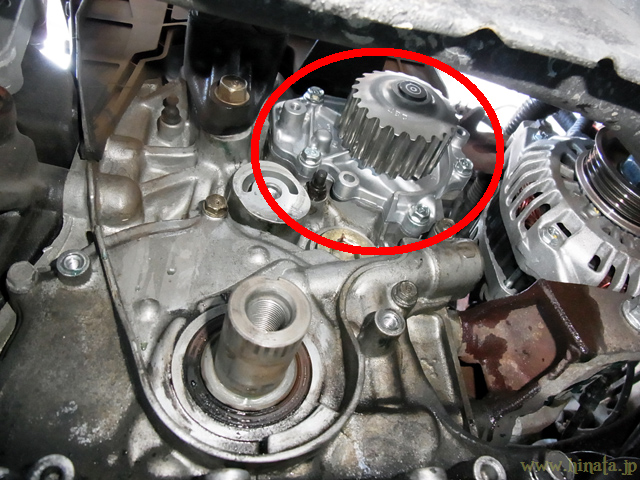 エンジンのウォーターポンプ位置