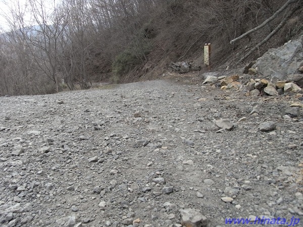三国峠の看板付近。石が大きい