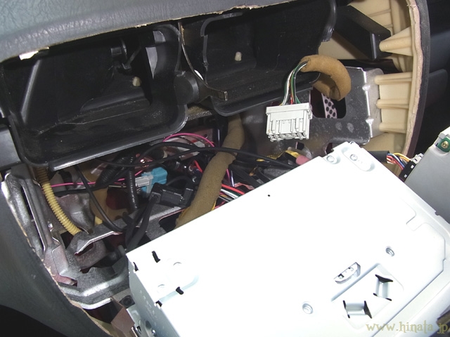 搭載したデッキ背面のカプラーを外す