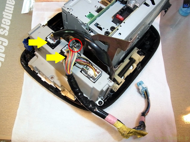 ハーネスのカプラーを外す