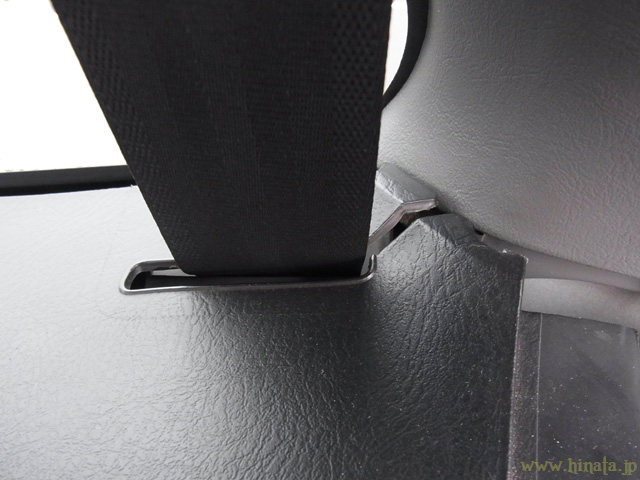 リアシートベルトの貫通穴