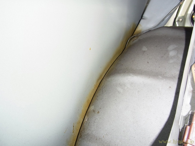 リアタイヤハウスの合わせ部分