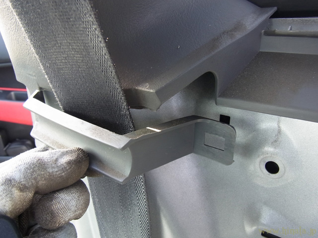 フロントシートベルトの通り道