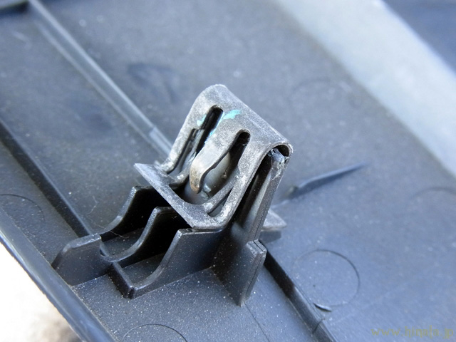 テールゲートアッパーガーニッシュのクリップ