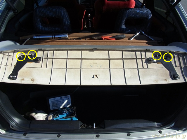 リアスポイラーのクリップの向き