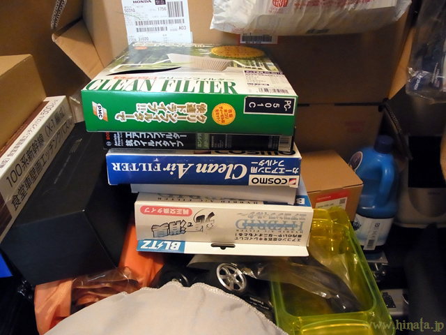 部品倉庫内でエアコンフィルターを一時保管