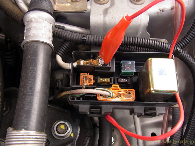 プラス端子は常時電源線へ