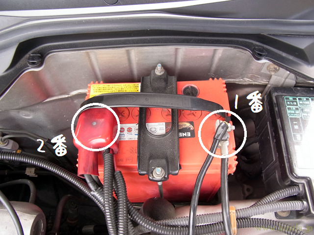 必ずマイナス端子から外す